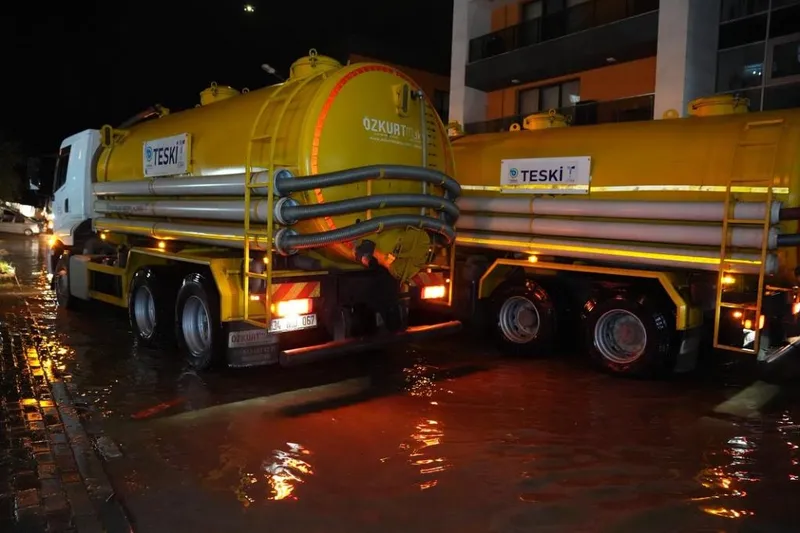 Ani Sağanak Sonrası Büyükşehir ve TESKİ Ekipleri Harekete Geçti