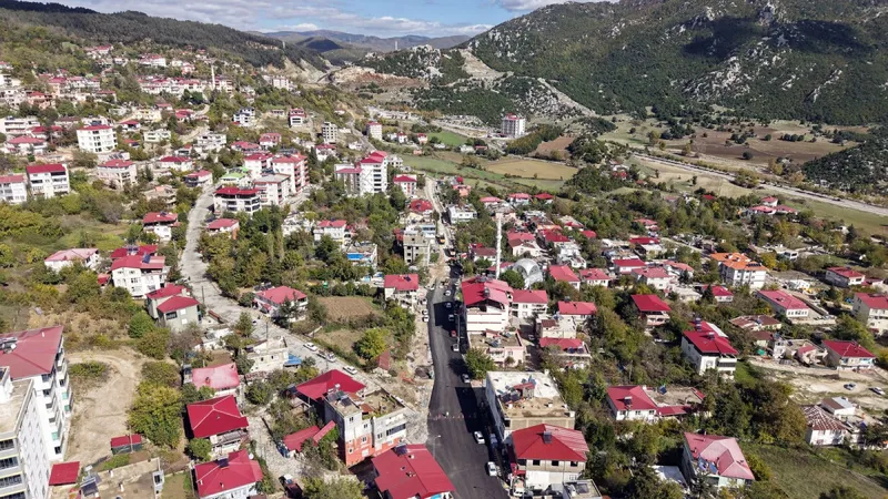 Büyükşehir, Andırın’da 2 Kilometrelik Yolunu Sıcak Asfaltla Yeniliyor