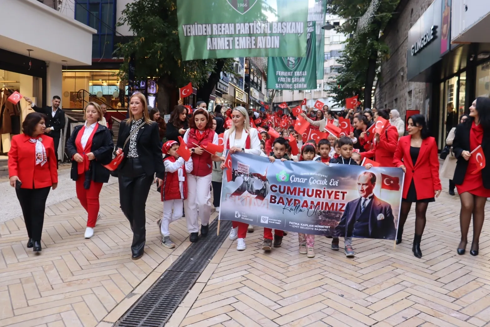 İzmit’te Cumhuriyet Korteji çocukların adımlarıyla renklendi