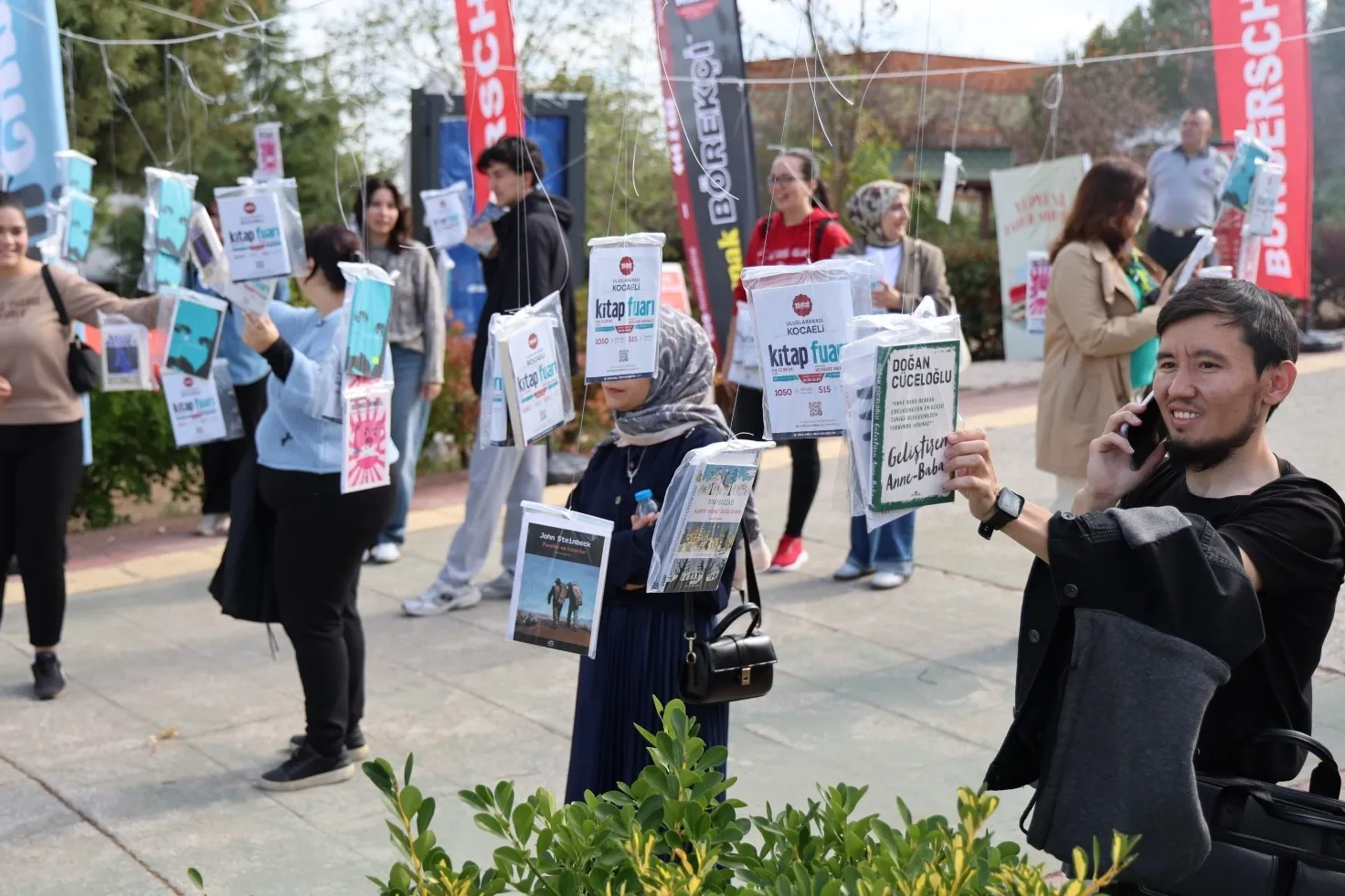 Kocaeli Üniversitesi’nde kitaplar dalından toplandı