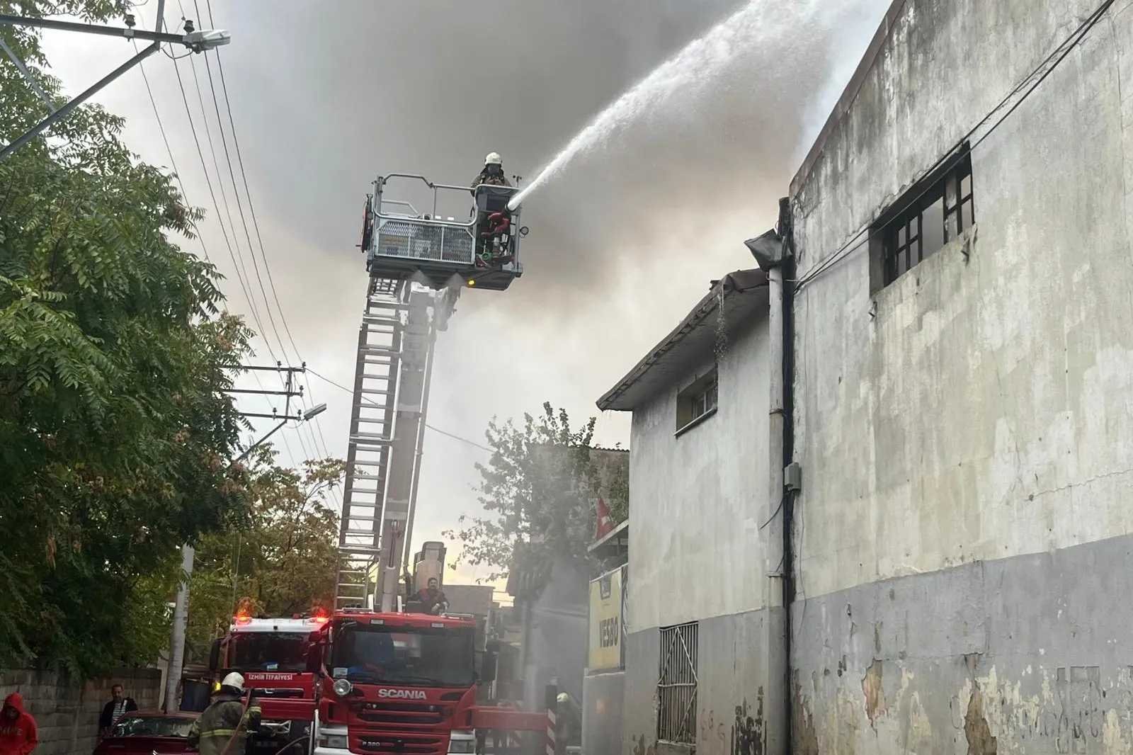 İzmir Bornova’daki depo yangınına hızlı müdahale 