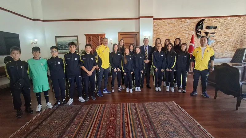 Fenerbahçe Spor Okulları sporcularından kaymakama ziyaret