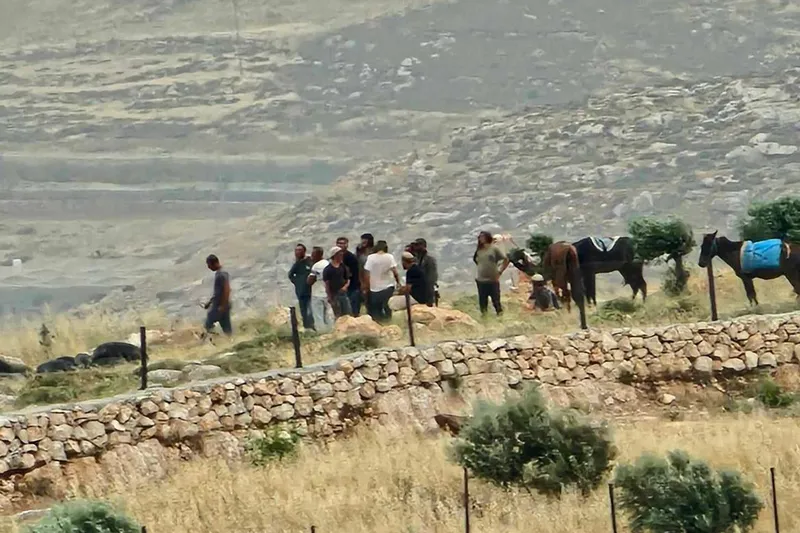 Siyonist çeteler, Filistinli 10 aileyi arazilerinden zorla çıkardı