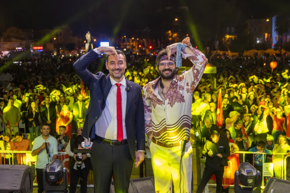 MANAVGAT’TA FENER ALAYI, KORTEJ VE RETROBÜS KONSERİYLE CUMHURİYET BAYRAMI COŞKUSU ZİRVEYE ULAŞTI