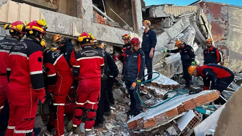 Gebze’de çöken binada ölü sayısı 4’e yükseldi