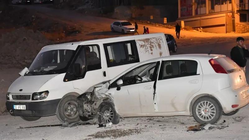 Besni’de zincirleme trafik kazası: 7 yaralı  - Videolu Haber