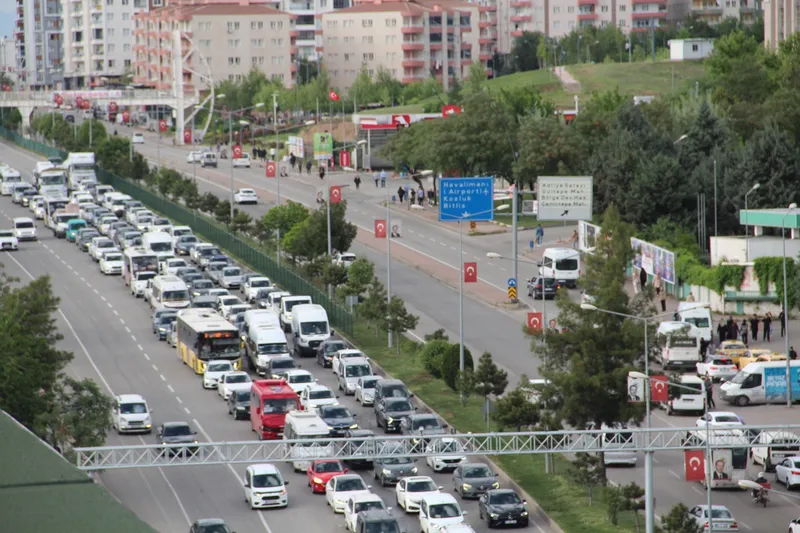 Sürüş Eğitmenleri: Dikkat dağıtan alışkanlıklar trafikte kazalara davetiye çıkarıyor