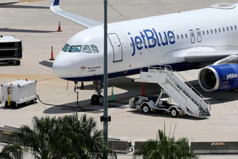 Uçakta ani irtifa kaybı sonrası yolcular hastaneye kaldırıldı