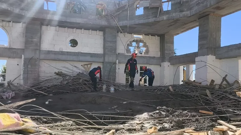 Adıyaman’da facianın eşiğinden dönüldü: cami kubbesi çöktü, 1’i ağır 6 yaralı  - Videolu Haber