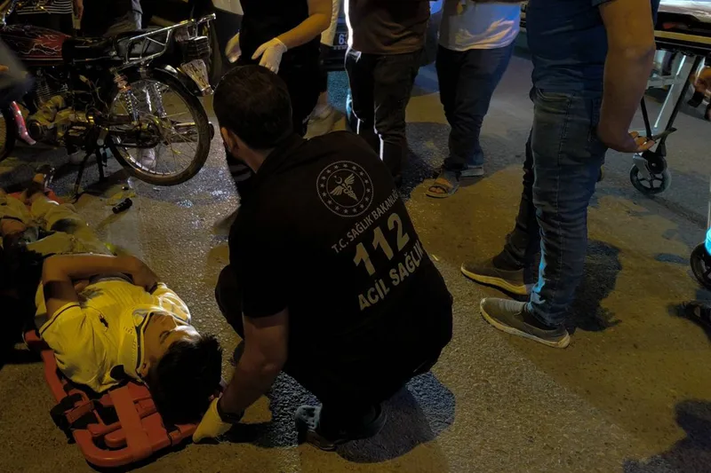 Şanlıurfa’da motosiklet park halindeki araca çarptı: 2 yaralı