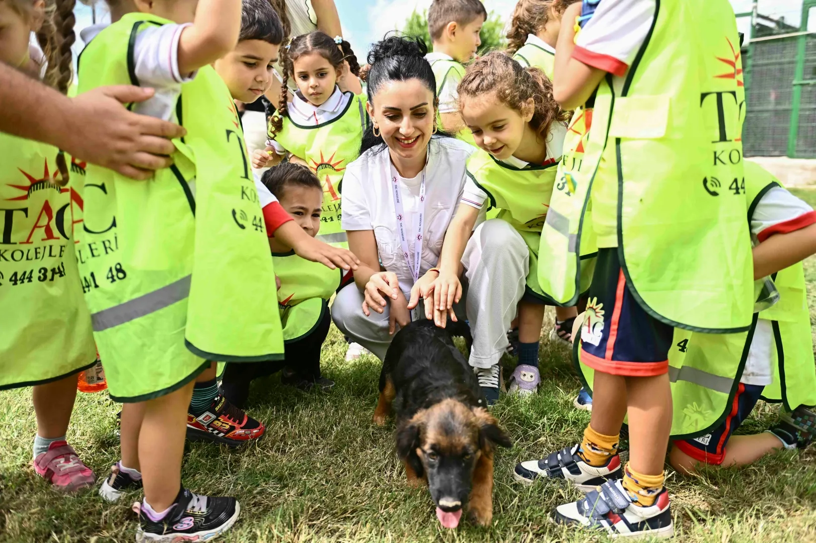 Çocuklar patili dostlarıyla buluştu
