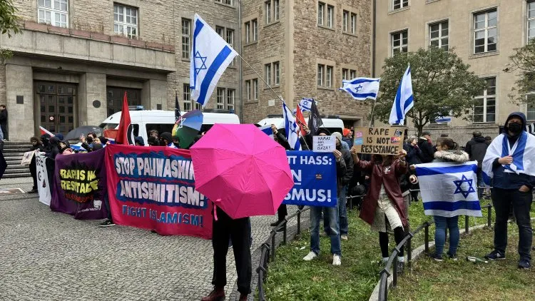  Berlin’de İsrail ve Filistin taraftarları Neukölln’de karşı karşıya geldi