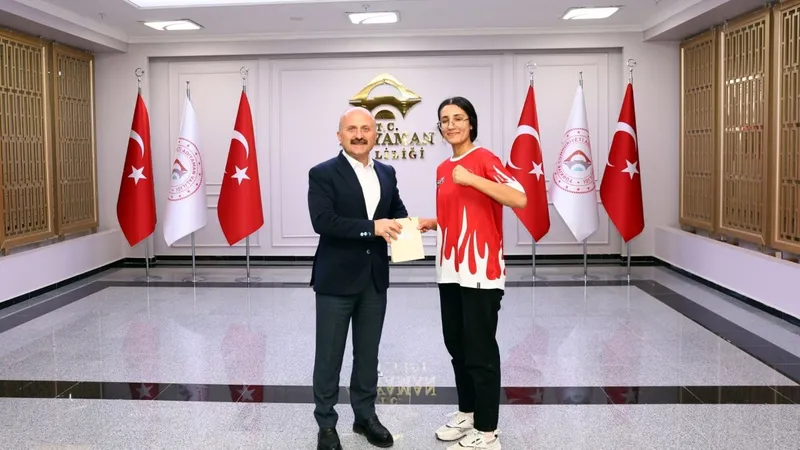 Vali Osman Varol’dan Muay Thai’de gençler dünya ikincisi olan Erdoğan’a ödül  