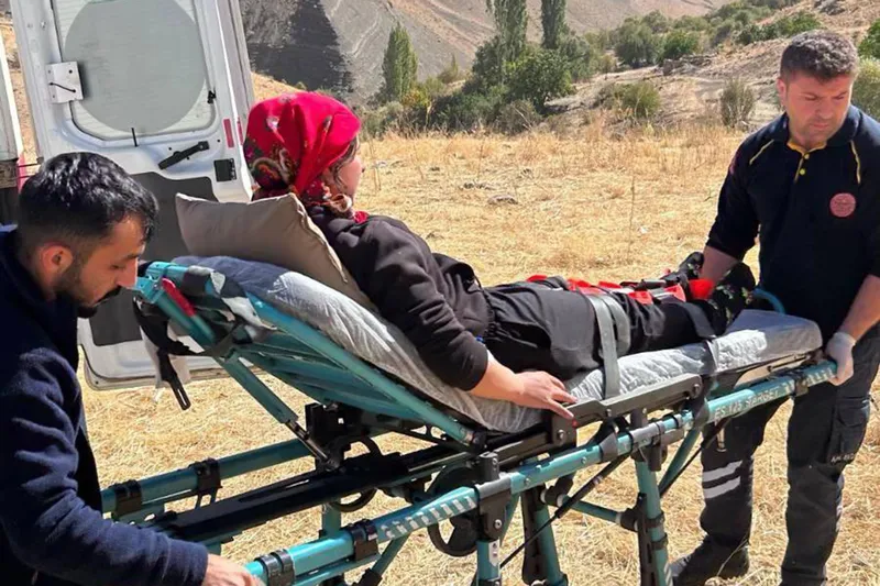 Dağlık bölgede yaralı halde mahsur kalan genç kız kurtarıldı