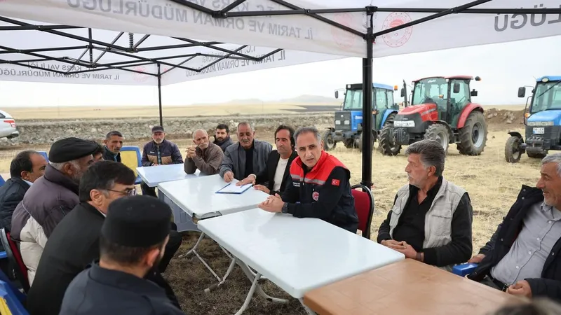 Kars Tarım İl Müdürü Enver Aydın, Başgedikler Köyü Merası’nda yetiştiricilerle bir araya geldi