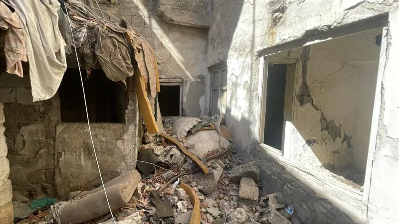 Adıyaman’da yıkılmayan metruk bina tehlike saçıyor  - Videolu Haber