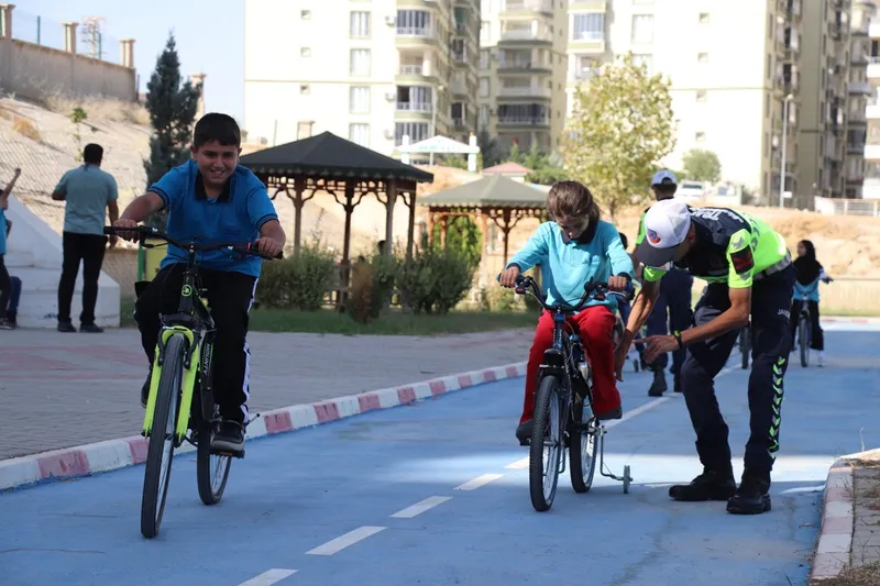 Siirt’te çocuklar trafik kurallarını eğlenerek öğreniyor
