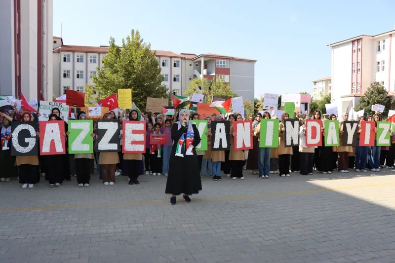 TP Kahta Kız Anadolu İmam Hatip Lisesi’nde Filistin’e Destek Etkinliği 