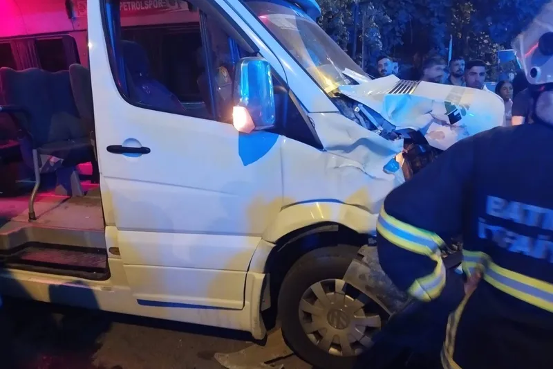 Batman’da belediye kamyonu ile okul servisi çarpıştı: 1 yaralı