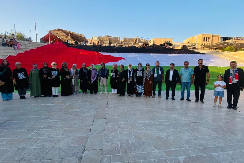 Şanlıurfa’da Gazze’ye destek için 600 metrekarelik dev Filistin bayrağı açıldı