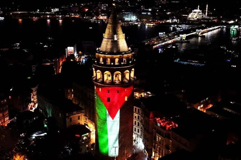 Galata Kulesi’ne Filistin bayrağı yansıtıldı