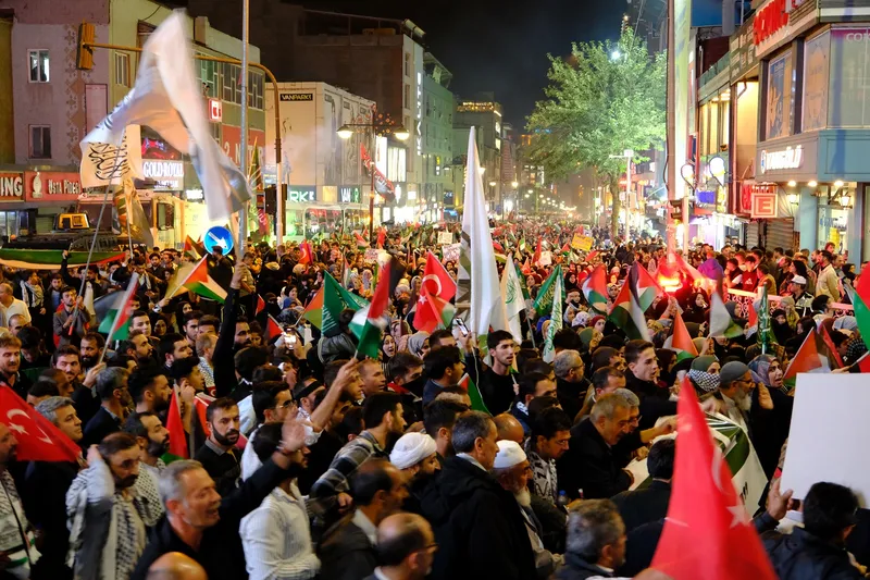 Van’da Aksa Tufanı’nın yıl dönümünde binlerce kişi Gazze için yürüdü