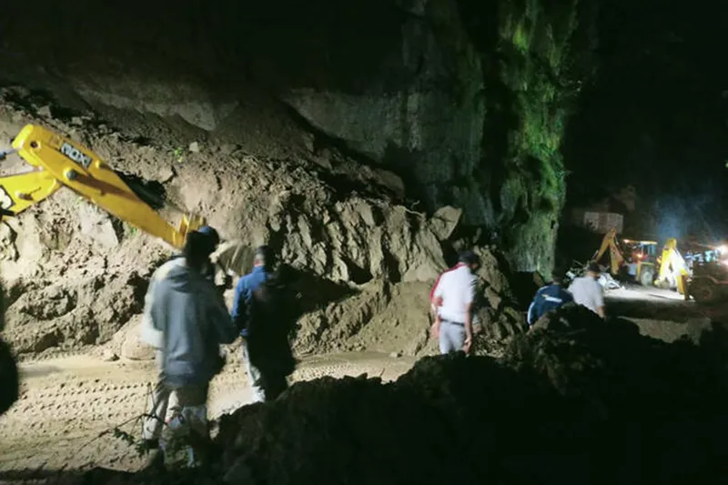 Otobüs heyelan sonucu düşen kayaların altında kaldı: 15 ölü