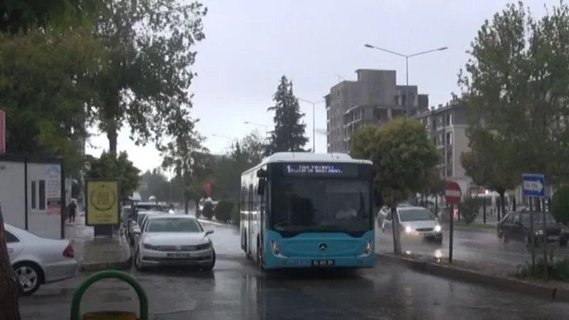 Adıyaman’a beklenen yağmur yağdı: Yollar göle döndü   - Videolu Haber