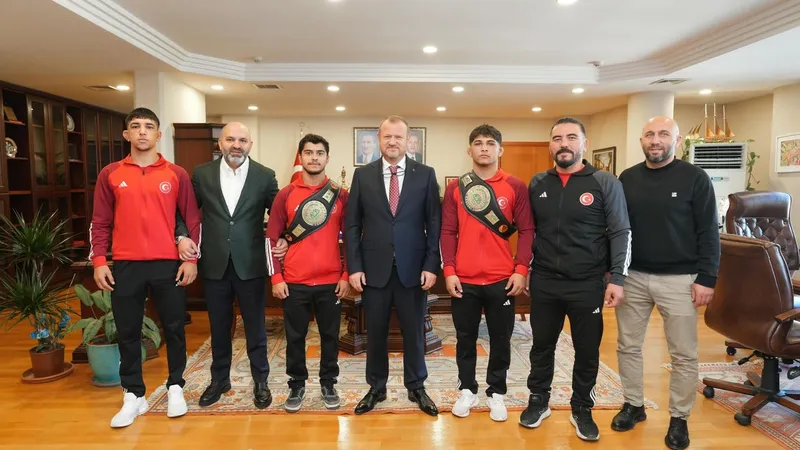 Amasyalı dünya şampiyonu güreşçilerden RTÜK’e ziyaret
