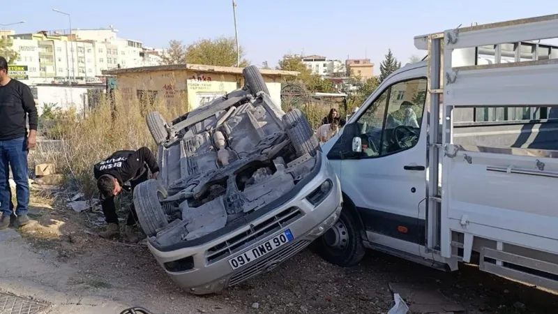 Besni’de tek taraflı trafik kazası: İtfaiye ekipleri müdahale etti  - Videolu Haber