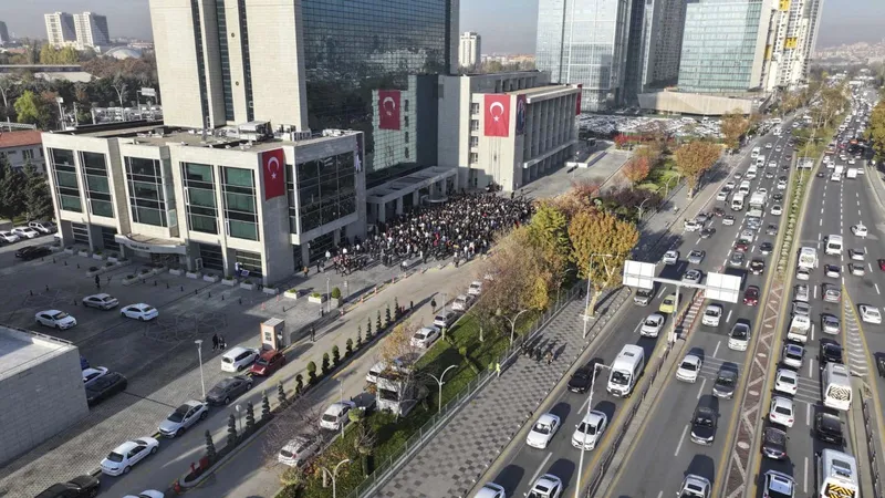 Ankara’da Hayat Durdu, Büyükşehir Atatürk’ü Andı
