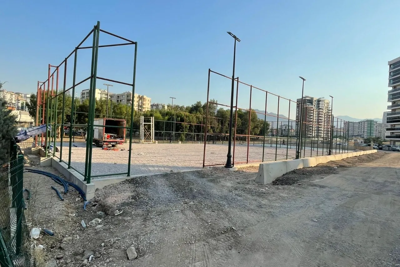 İzmir Büyükşehir’den gençlere beş yeni halı saha