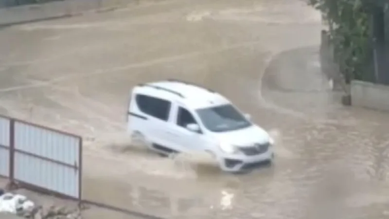 İzmir’de sağanak etkili oldu: Ev ve iş yerleri su altında kaldı