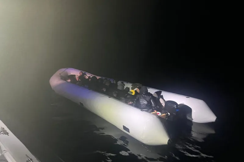 İzmir açıklarında 23 düzensiz göçmen yakalandı