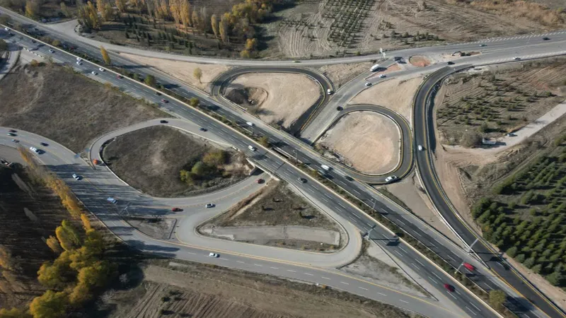 Sabancı-Ankara Bulvarı Kavşağı yonca tipi düzenlemeyle yeniden hizmete açıldı