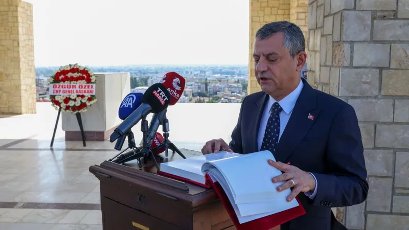 Özgür Özel, KKTC’nin kurucu liderlerini anıt mezarlarında andı  - Videolu Haber