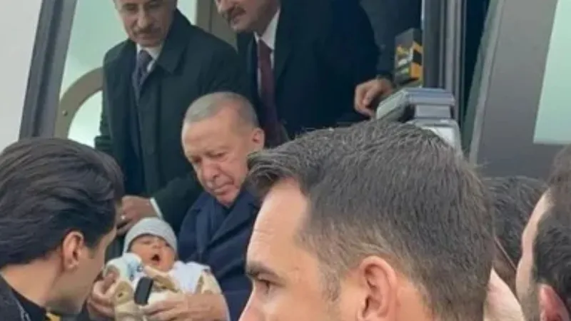 Cumhurbaşkanı Erdoğan Adıyaman’da 4 aylık bebeği fark edince konvoyu durdurdu 