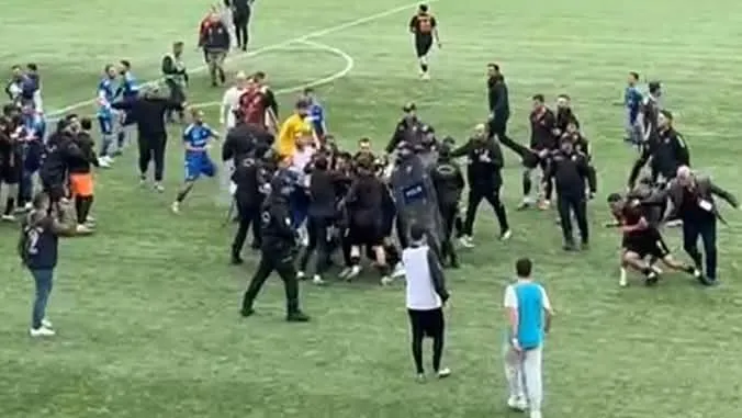 MAÇTA YUMRUKLAR HAVADA UÇUŞTU. 24 KIRMIZI KARTLIK SKANDAL...