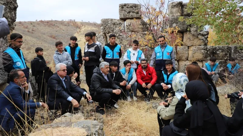 Kahta ve Sincik’te gençler ‘Sonbaharın Renkleri Doğa Yürüyüşü’nde buluştu 