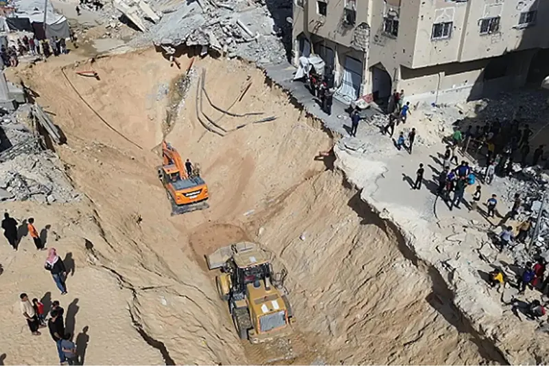 Kızılhaç ve Kassam ekipleri esirlerin cesetlerini çıkarmak için Doğu Gazze