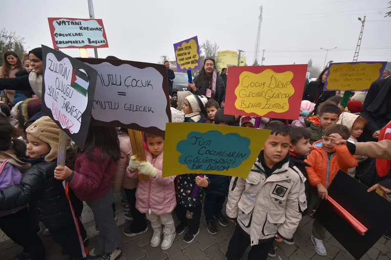 Minik öğrencilerden Dünya Çocuk Hakları Günü