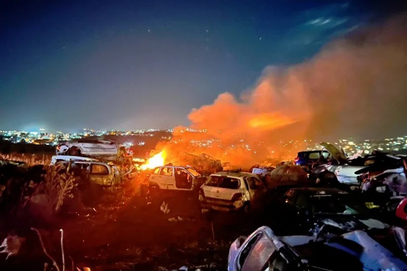 İşgalci siyonistler Huwara yakınlarında dükkan ve araçları ateşe verdi
