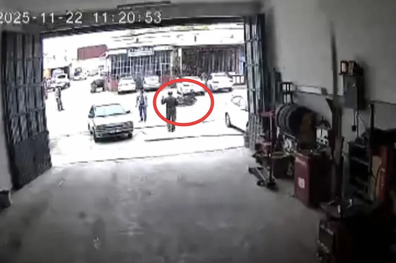 Motosikleti kayarak düşen sürücü ölümden döndü