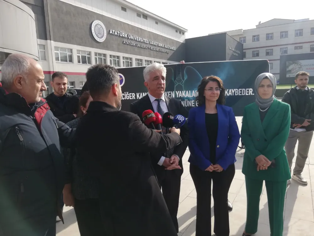 Erzurum Atatürk Üniversitesinde akademisyen ve öğrenciler, akciğer kanserinde erken tanıya dikkati çekti