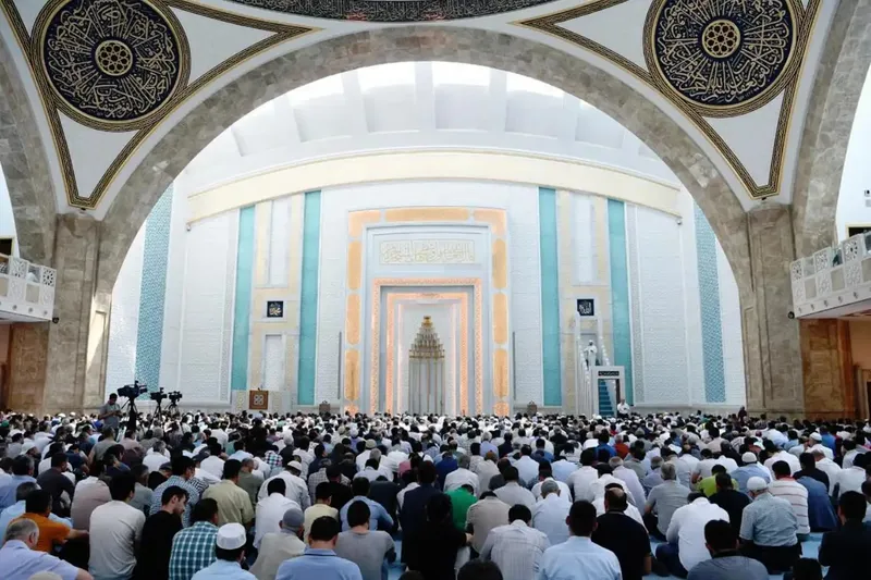 Cuma Hutbesi: Fedakârlığın zirvesi isar