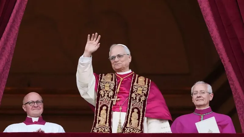 Papa 14. Leo, Saint Esprit Katedrali’nde ayine katıldı