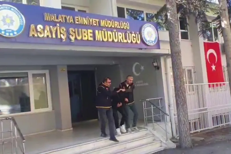 Kamu görevlisi yalanıyla dolandırıcılık yapan şahıs suçüstü yakalandı