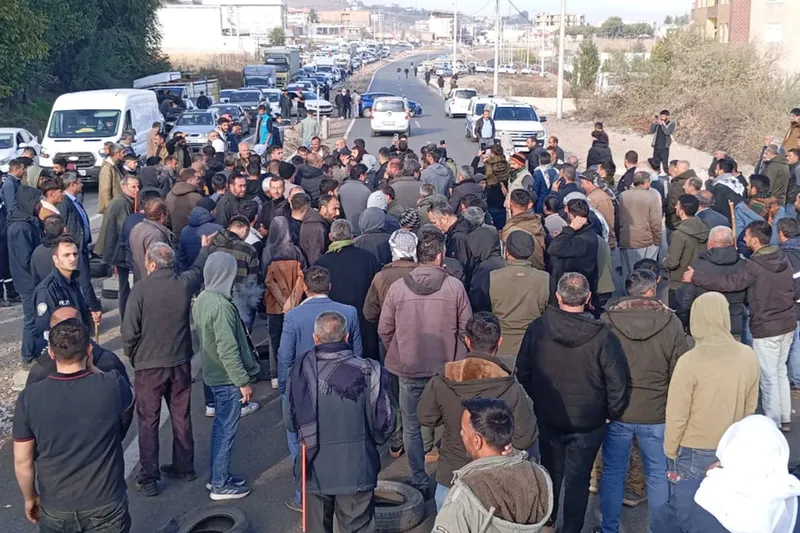 Besiciler, hayvan pazarının açılması talebiyle yol kapattı