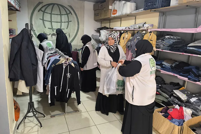 Tarsus Umut Kervanı’ndan ihtiyaç sahiplerine giyim yardımı
