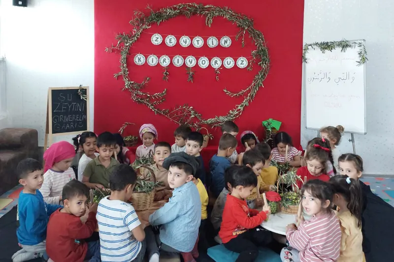 Miniklerden zeytin kırma etkinliği